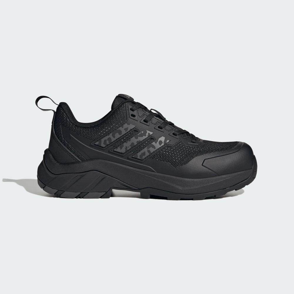 Schwarzer adidas Sneaker mit verstärkter Zehenkappe, grobstolliger Laufsohle und reflektierenden Streifen, seitliche Ansicht