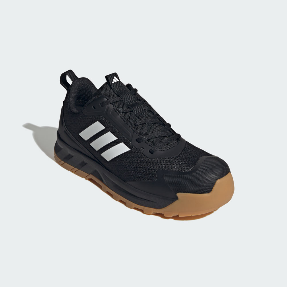Schwarzer adidas Trail-Sneaker mit weißen Markenstreifen, robuster Zehenkappe und brauner Gummisohle