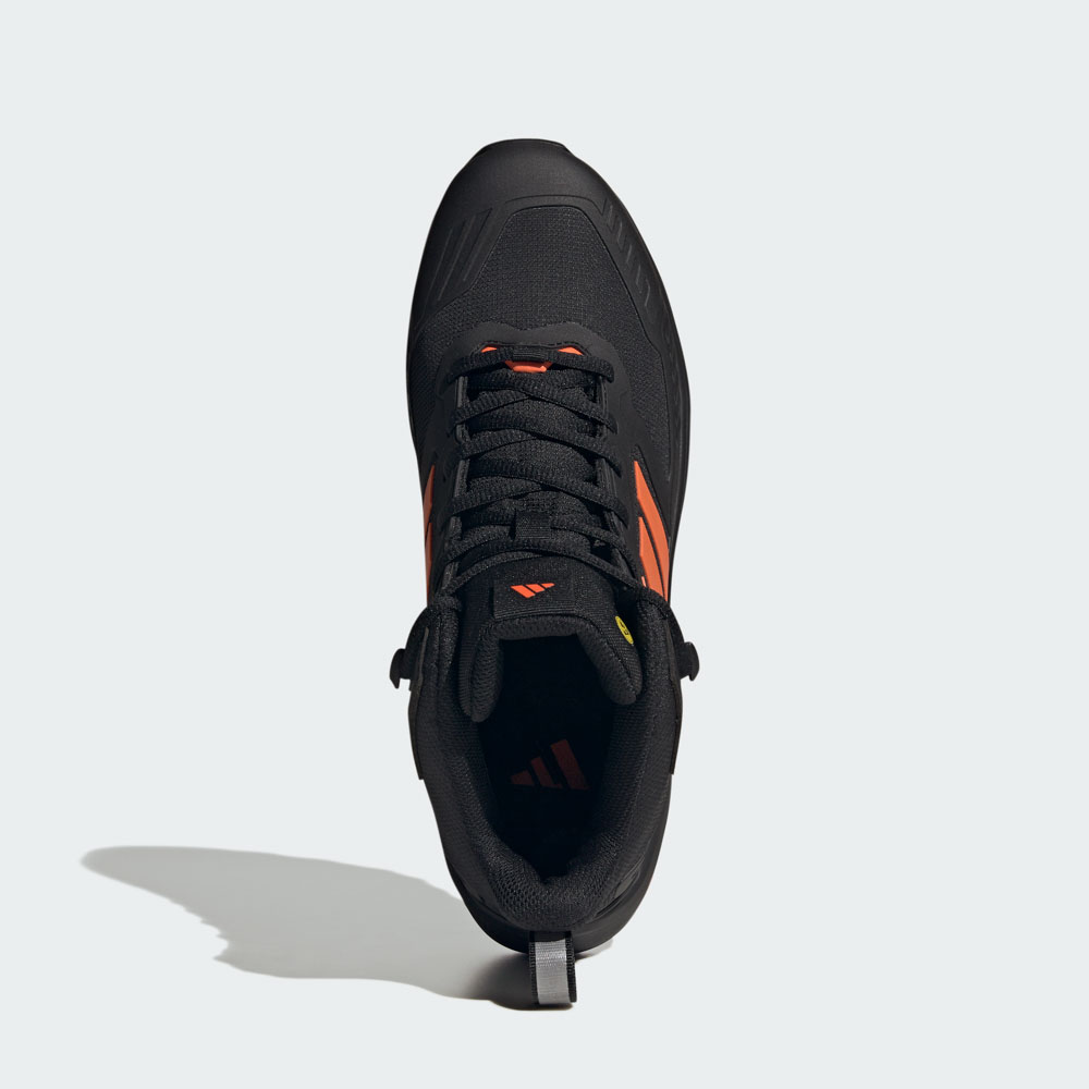 Schwarzer adidas Trail-Laufschuh mit orangefarbenen Akzenten und Schnürsenkeln, Draufsicht auf hellgrauem Hintergrund
