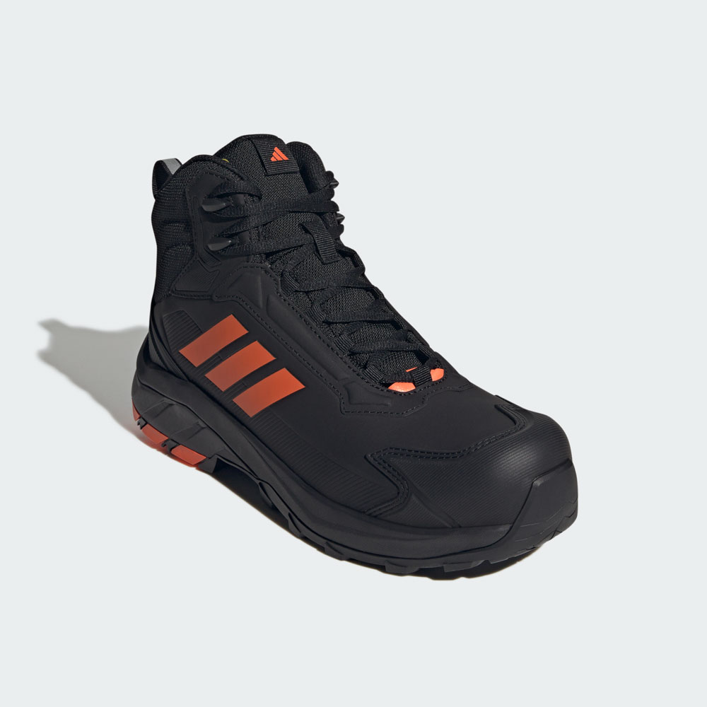 Schwarzer adidas Arbeitsschuh-Stiefel mit orangefarbenen Streifen und robuster Sohle