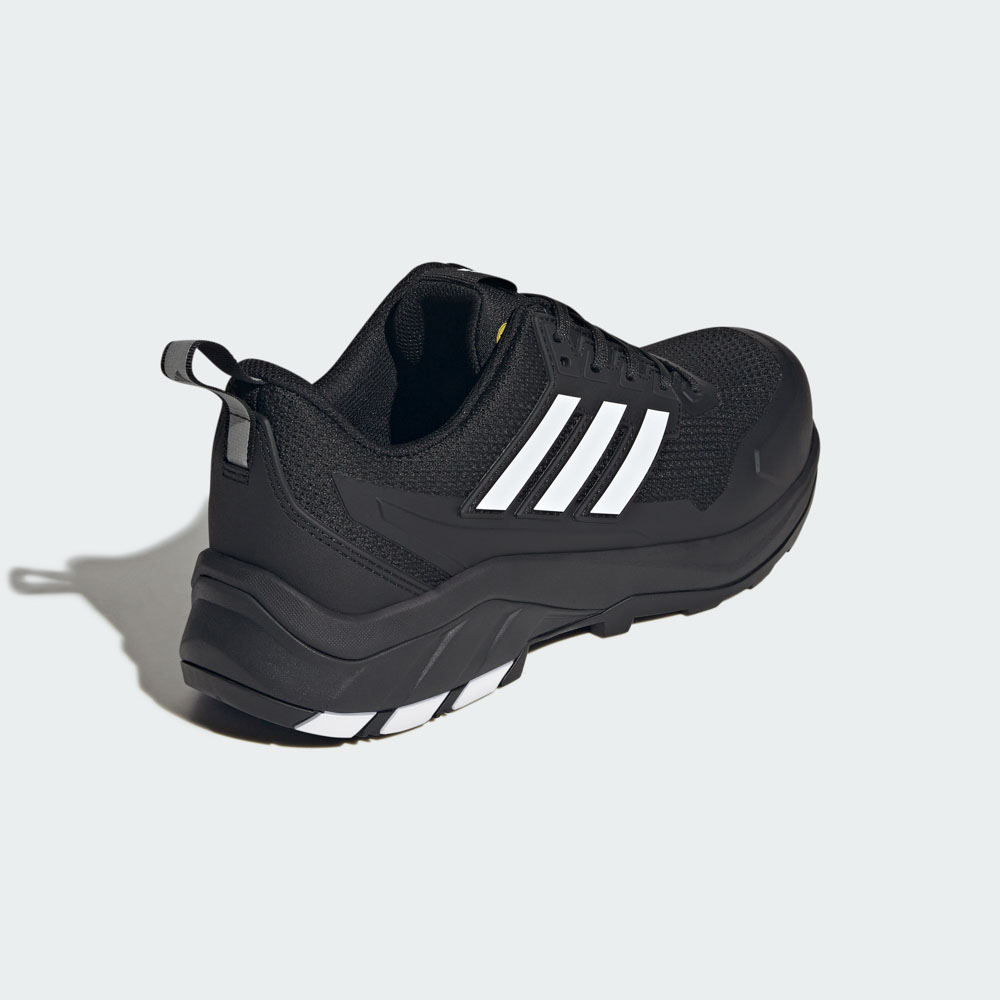 Schwarzer adidas Sneaker mit weißen Streifen und robuster Profilsohle, Rückansicht von schräg oben