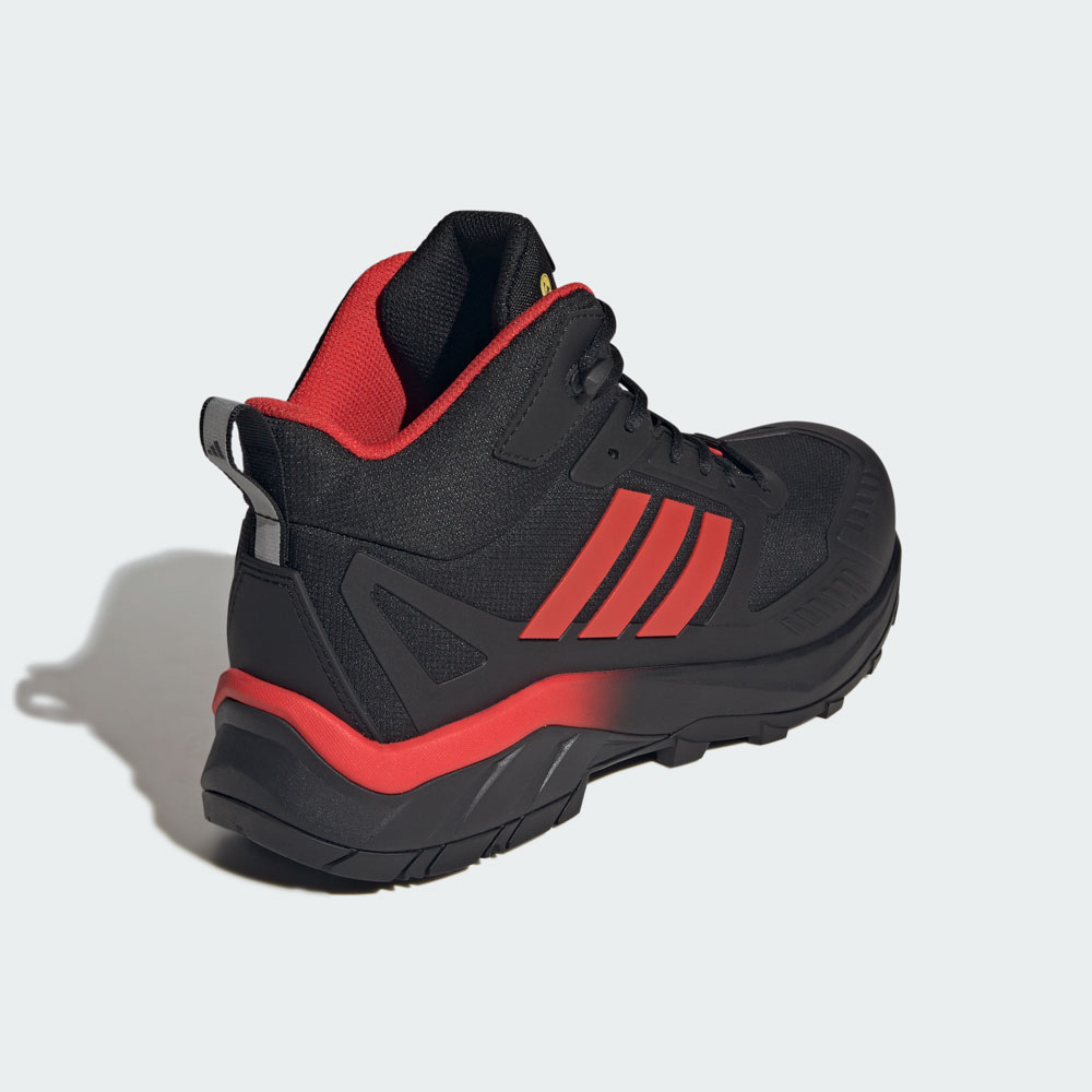 Schwarz-rote adidas Sneakerboot mit drei roten Streifen, gepolstertem Schaft und griffiger Profilsohle in der Rückansicht