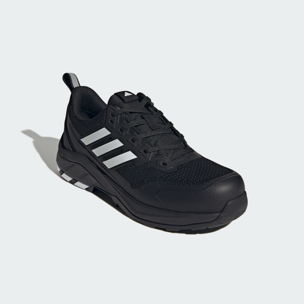Schwarzer adidas Arbeitssneaker mit verstärkter Zehenschutzkappe, Schnürung und silbernen Streifen auf hellgrauem Hintergrund
