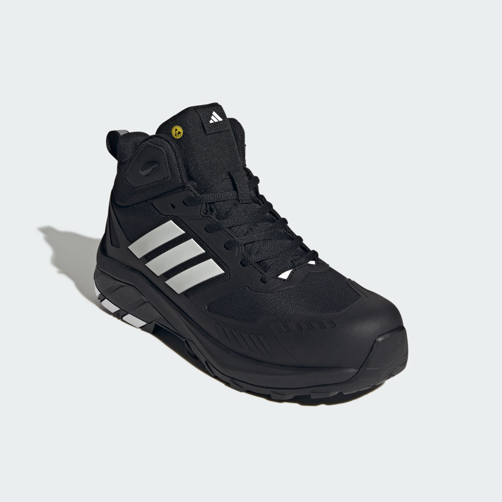 Schwarzer adidas Arbeitsstiefel mit Schnürung, Schutzkappe und drei silbernen Streifen, seitliche Ansicht