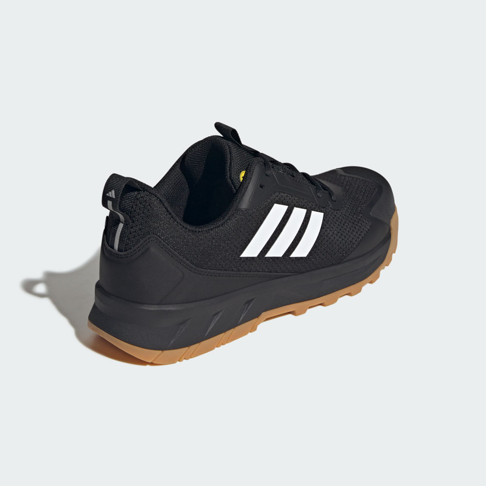 Schwarzer adidas Trail-Laufschuh mit den charakteristischen drei weißen Streifen und robuster Gum-Außensohle, Rückansicht schräg von oben