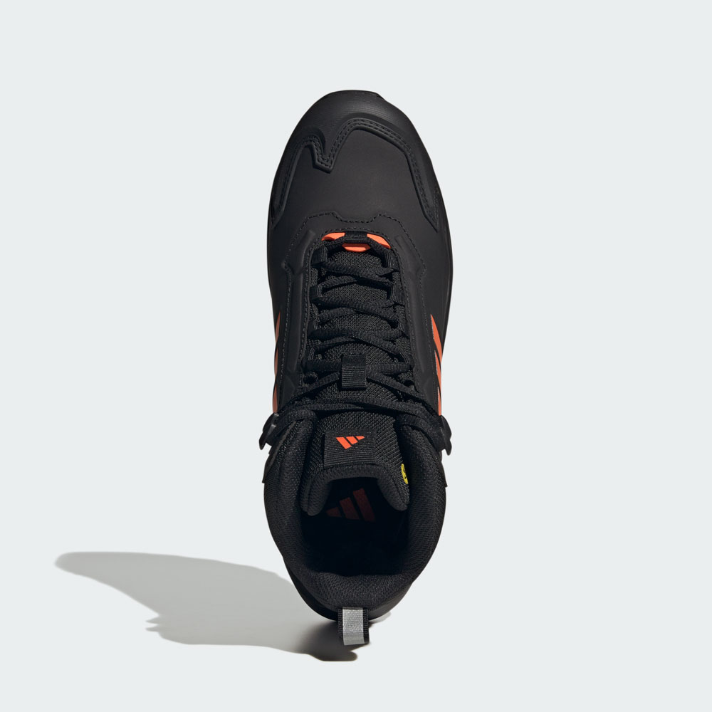 Schwarzer adidas Outdoor-Schuh mit orangefarbenen Streifen, Schnürung und Zuglasche in Draufsicht