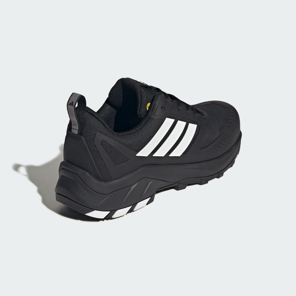 Schwarzer Adidas Sneaker mit robuster Sohle und weißen Markenstreifen, Ansicht von hinten
