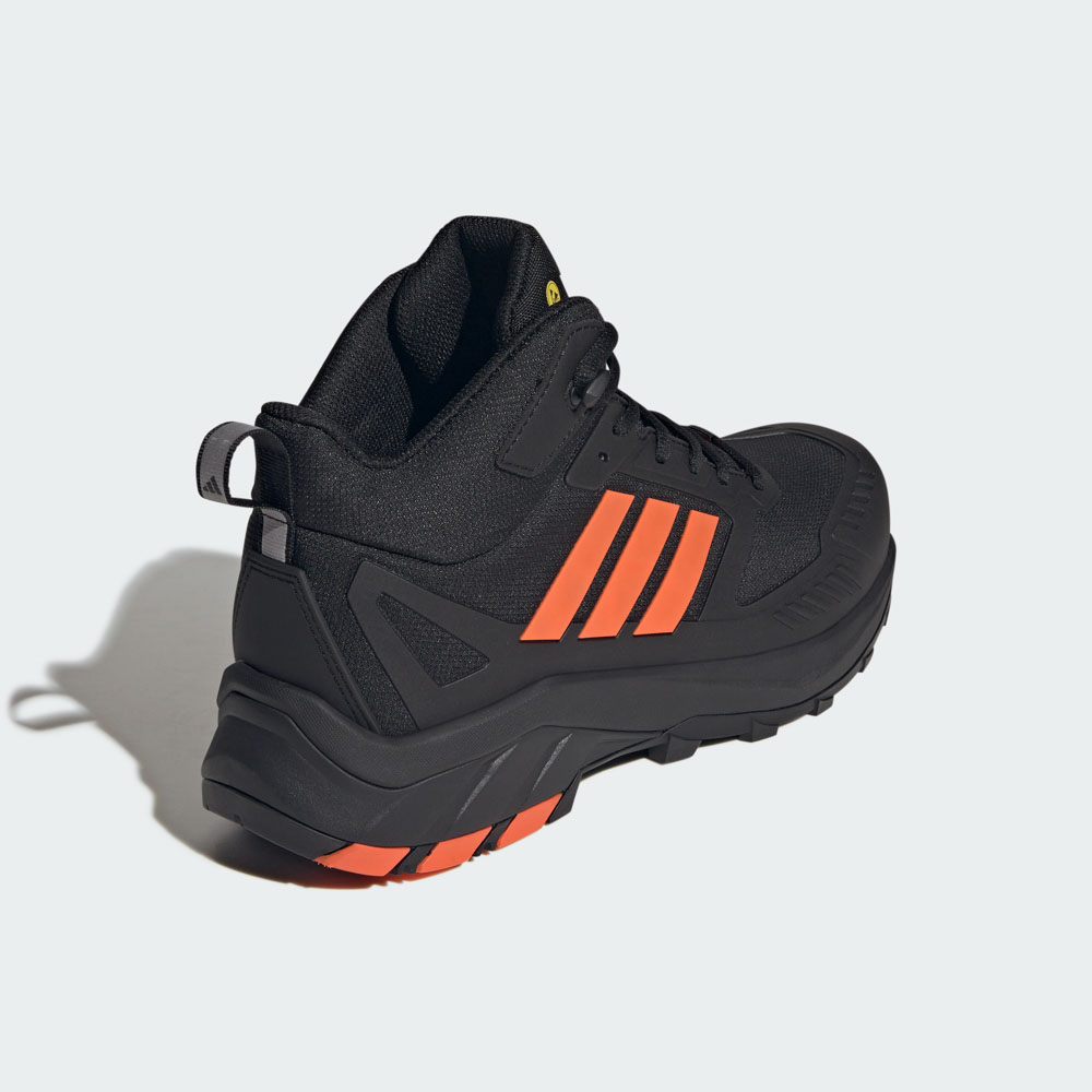 Schwarzer adidas Sicherheits-Boot mit orangefarbenen Streifen und robuster Sohle, Rückansicht