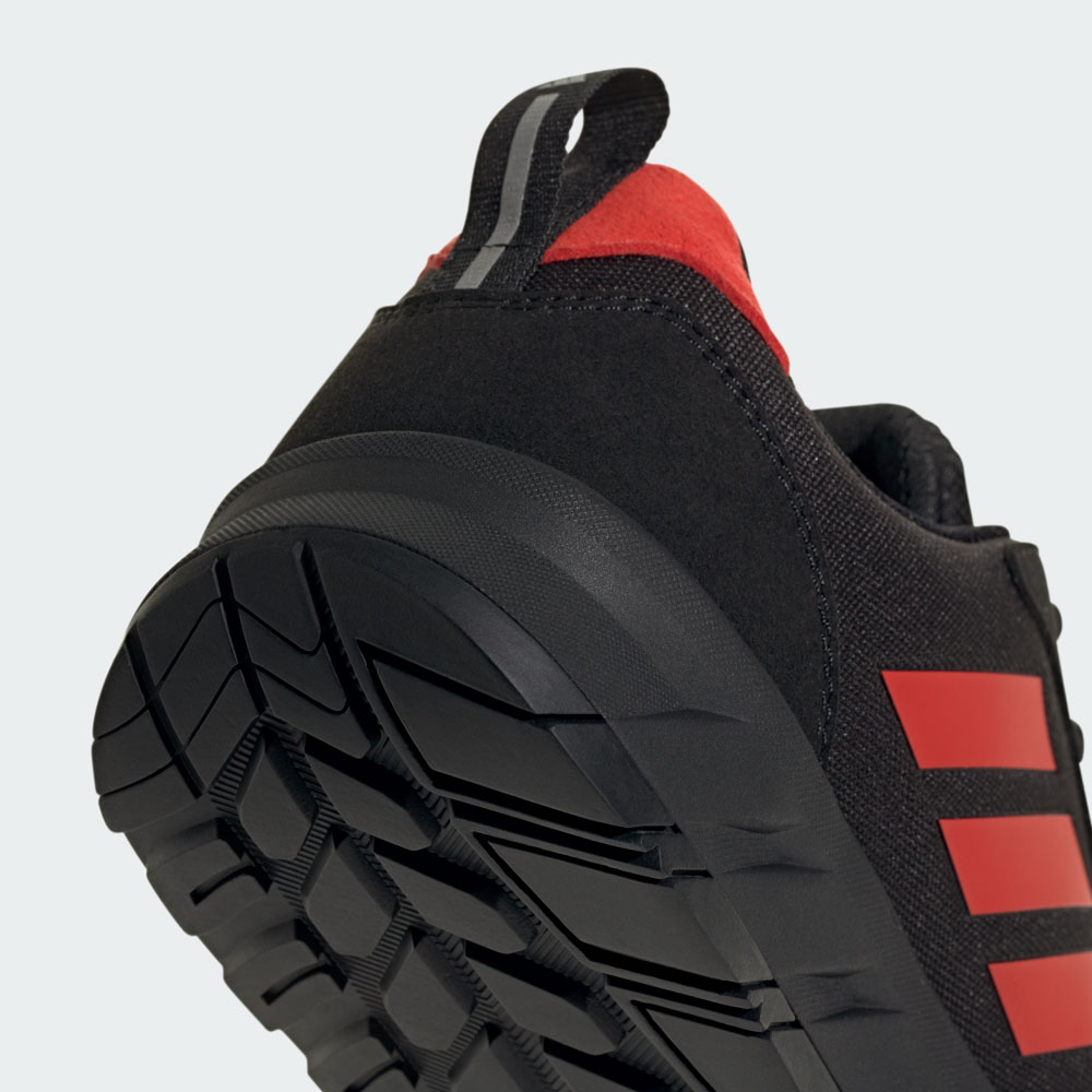 Nahaufnahme der Ferse und rutschfesten Profilsohle des ADIDAS Argaro LOW W S1PS Sicherheitsschuhs in Schwarz-Rot