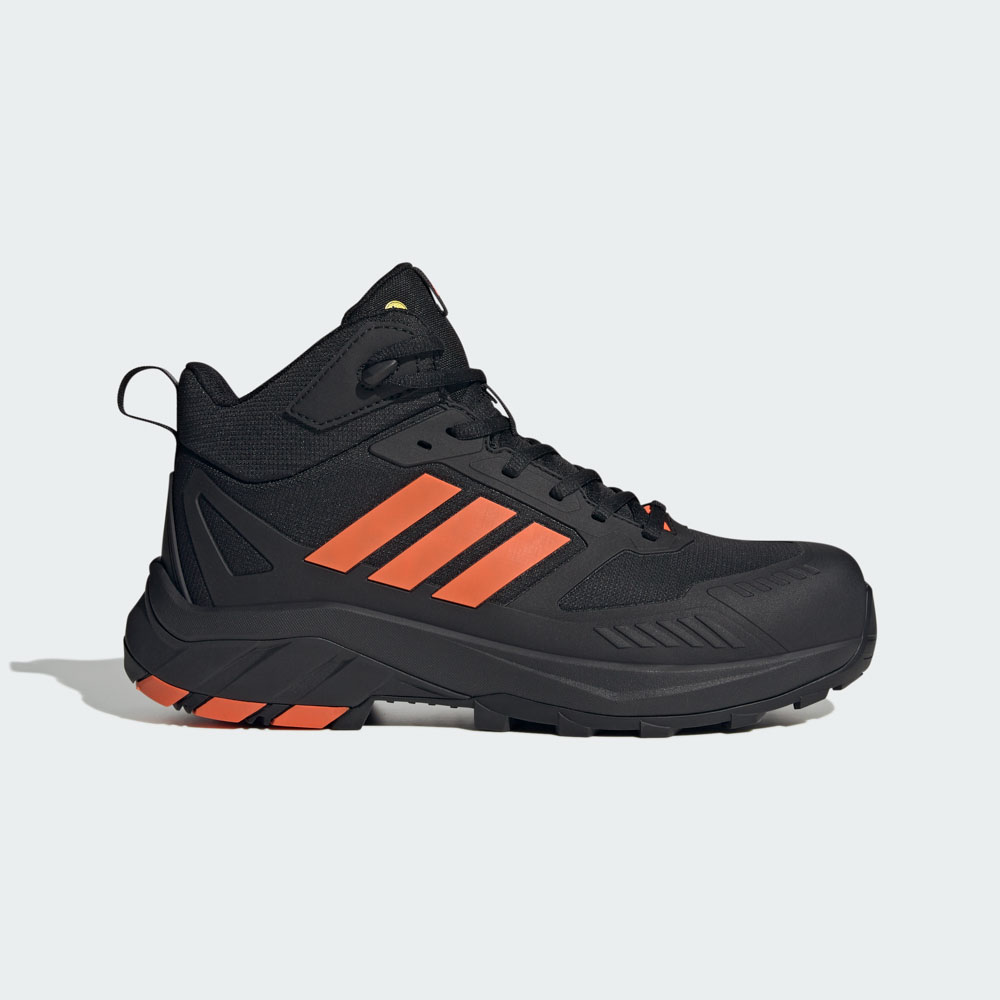 Schwarzer adidas Wanderschuh mit mittelhohem Schaft, orangefarbenen Streifen und robuster Profilsohle
