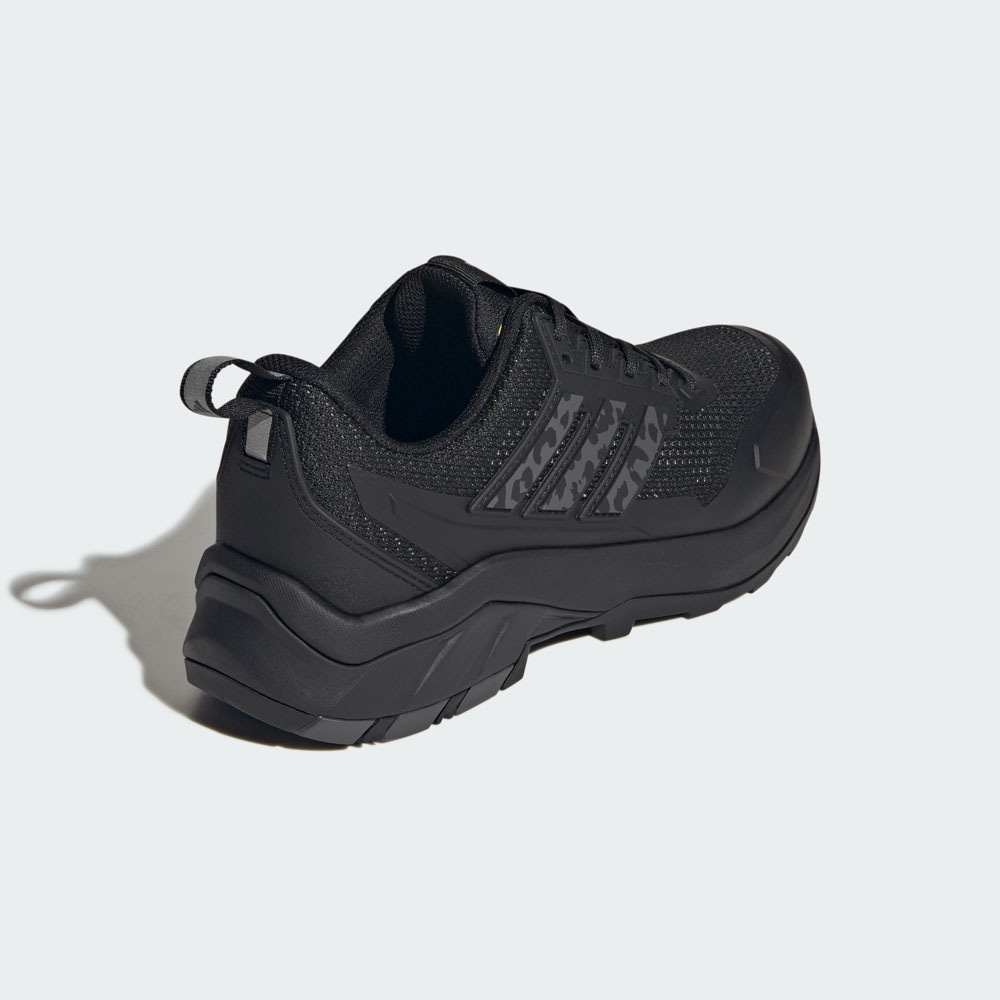 Schwarzer Outdoor-Sneaker mit grober Profilsohle und strukturiertem Obermaterial, Ansicht von hinten