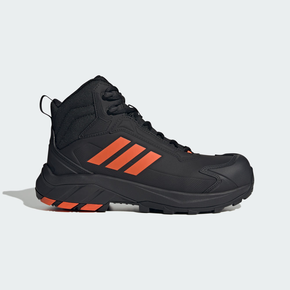 Schwarzer Adidas Outdoor-Schuh mit hohem Schaft, orangefarbenen Markenstreifen und robuster Profilsohle, seitliche Ansicht