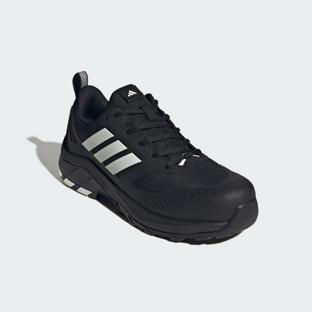 Schwarzer adidas Sneaker mit drei silbernen Streifen und profilierter Laufsohle in Seitenansicht