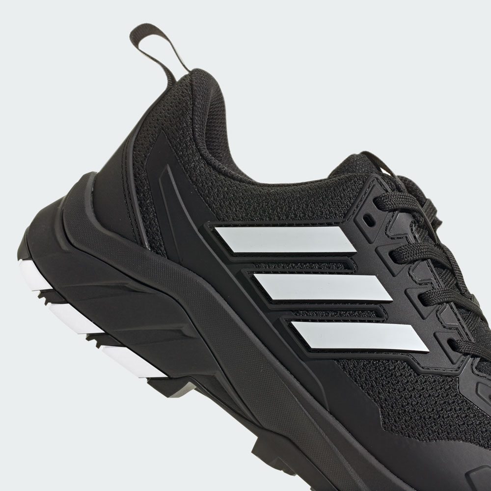 Nahaufnahme eines schwarzen adidas Sneakers mit weißen Streifen, robuster Sohle und Mesh-Obermaterial