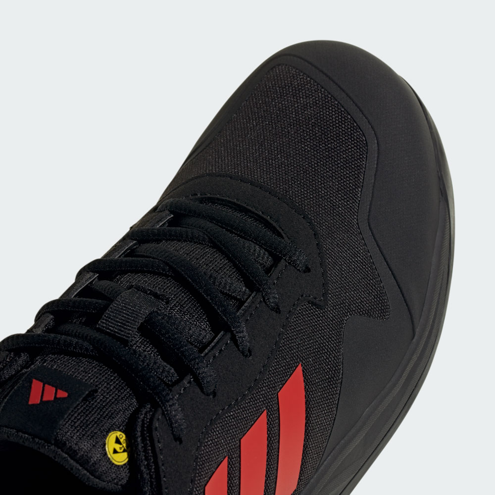 Detailansicht des ADIDAS Argaro LOW W S1PS Sicherheitsschuhs für Damen mit schwarzem Mesh-Obermaterial, roten Streifen und Schnürsenkeln