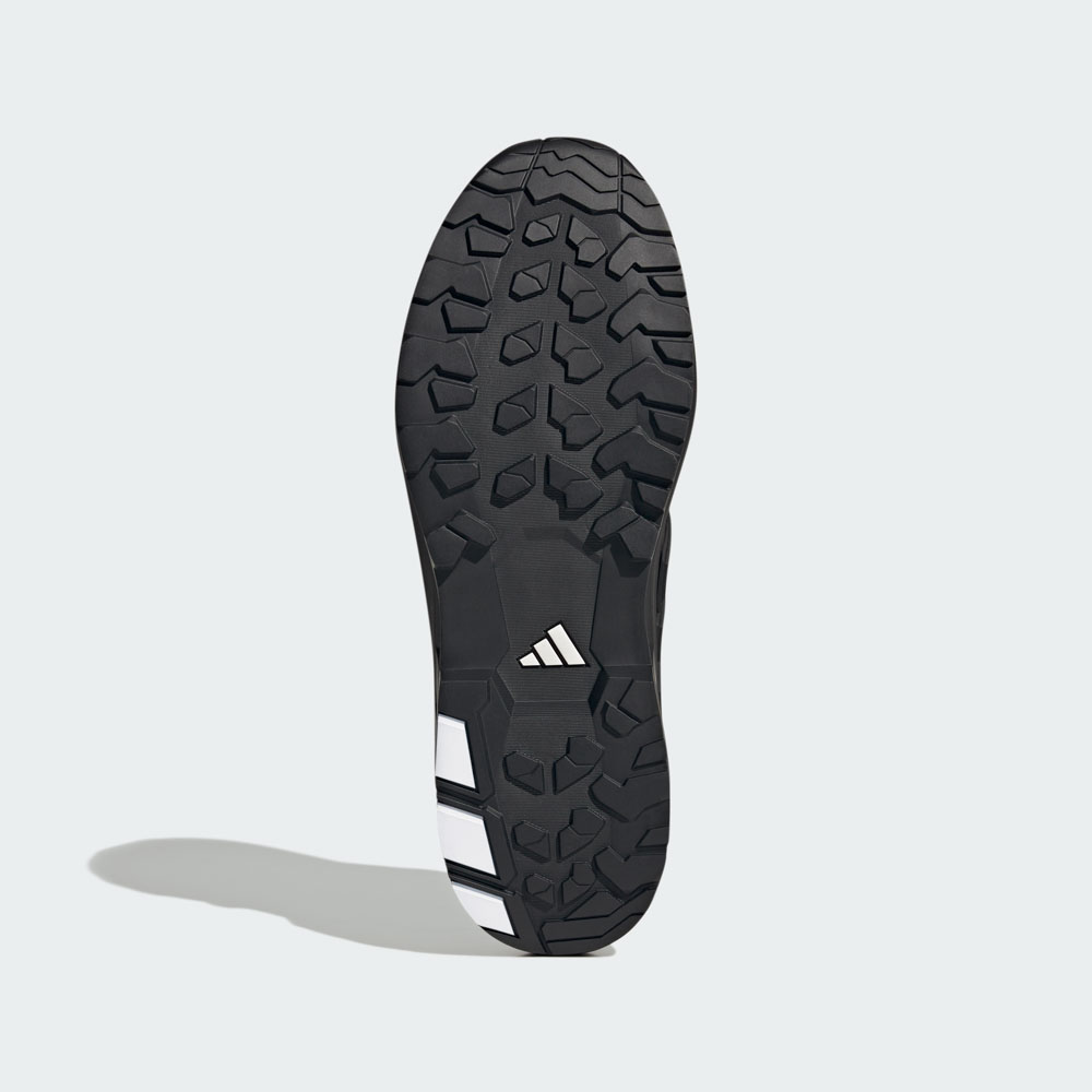 Unteransicht eines schwarzen adidas Outdoor-Schuhs mit robuster Profilsohle und adidas Logo