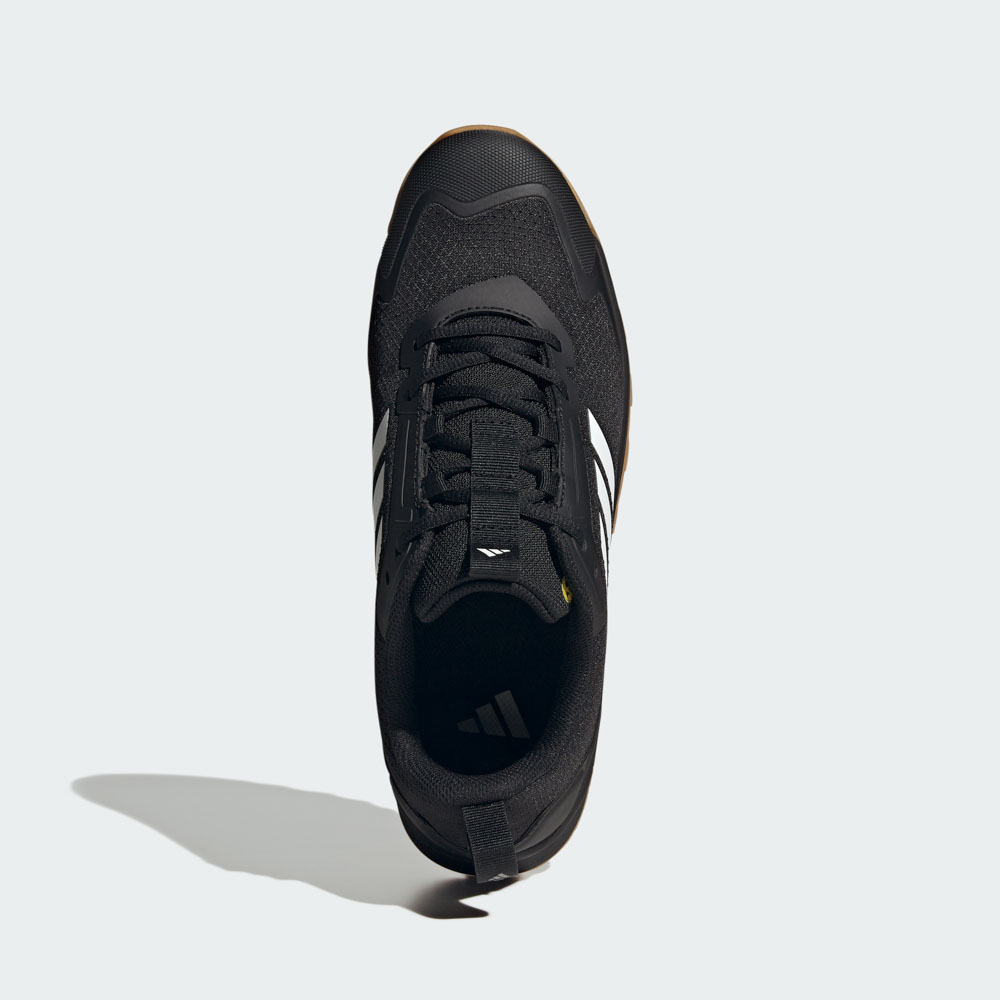 Schwarzer adidas Sneaker mit weißen Streifen und brauner Gummisohle, Draufsicht auf Zunge und Schnürung