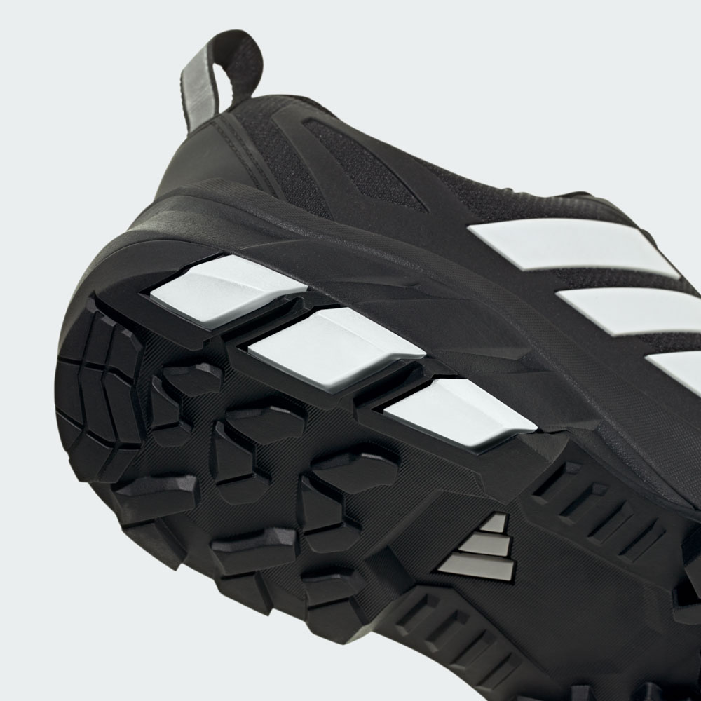 Detailansicht der schwarzen adidas Trailrunning-Schuhsohle mit tiefem Profil und den charakteristischen drei Streifen