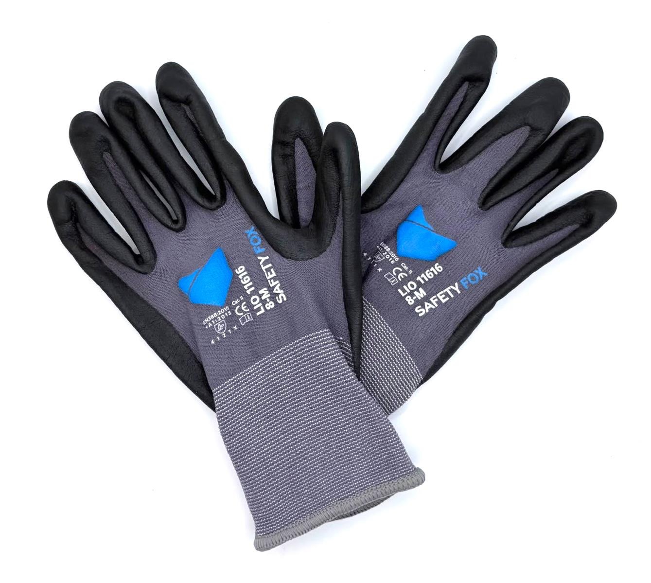 Ein Paar graue Arbeitshandschuhe mit schwarzer Nitrilbeschichtung an Fingern und Handfläche, Modell Safety Fox LIO 11616 in Größe 8-M