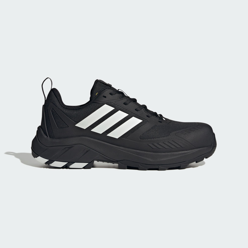 Schwarzer Adidas Trail-Sneaker mit weißen Markenstreifen und profilierter Außensohle, Seitenansicht auf hellgrauem Hintergrund