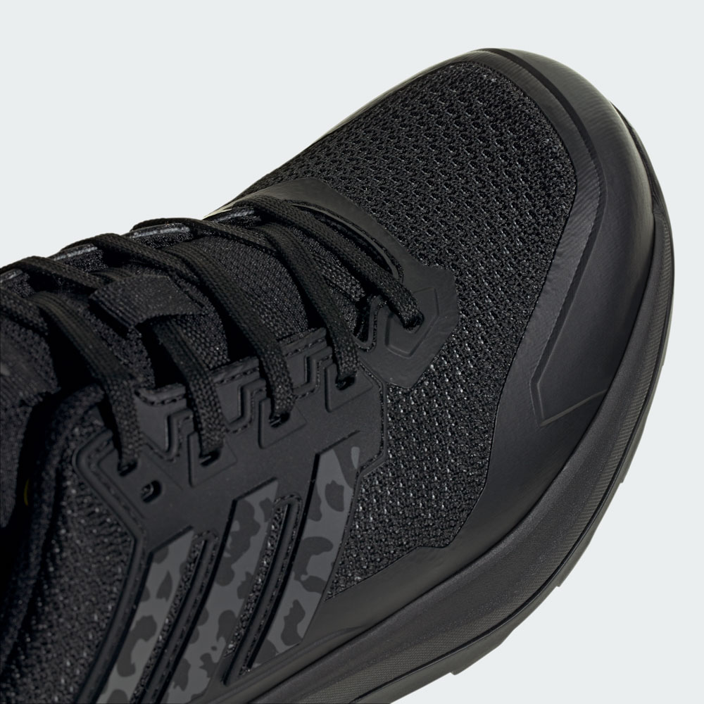 Nahaufnahme eines schwarzen Adidas Sneakers mit Mesh-Material, Schnürsenkeln und drei Streifen am Zehenbereich