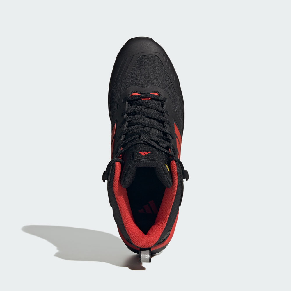 Schwarz-roter adidas Outdoor- und Wanderschuh mit robuster Schnürung, Draufsicht auf freigestelltem Hintergrund
