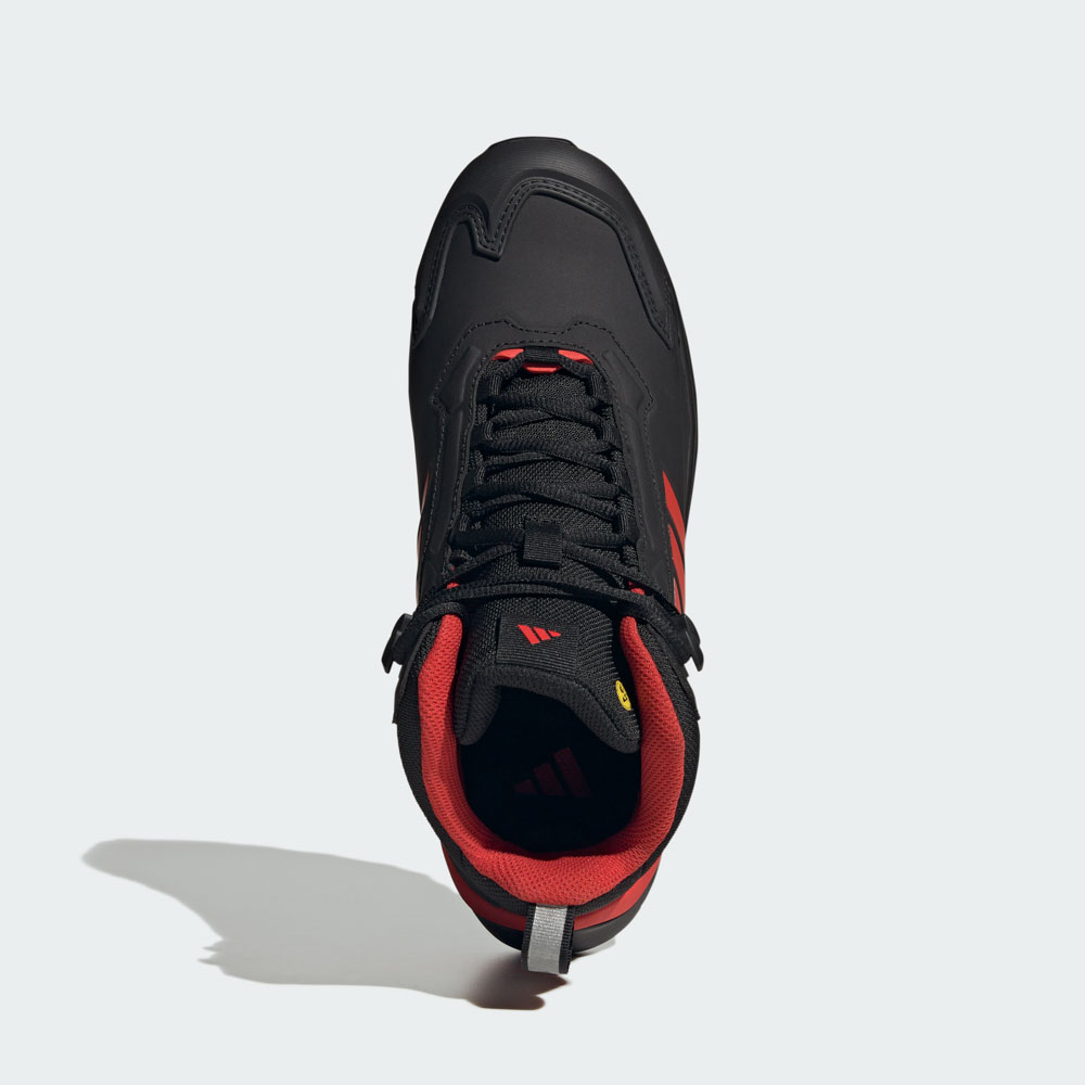 Schwarz-roter adidas Outdoor-Schuh mit Schnürung, Draufsicht auf Schuhspitze und Zunge
