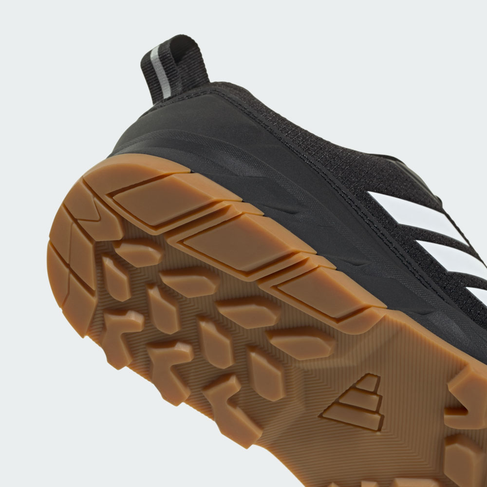 Nahaufnahme der Ferse eines schwarzen adidas Trailschuhs mit profilierter Gum-Außensohle für optimalen Grip
