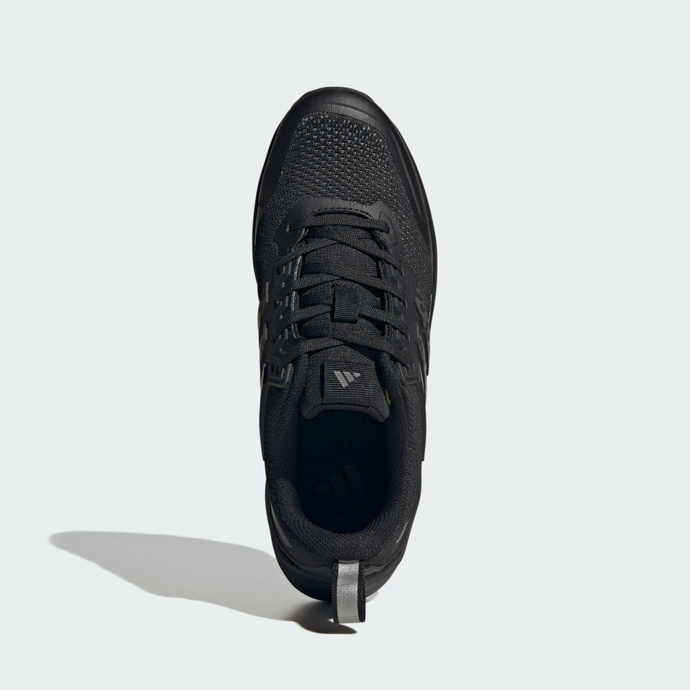 Schwarzer adidas Sneaker mit Schnürung, Draufsicht auf hellgrauem Hintergrund