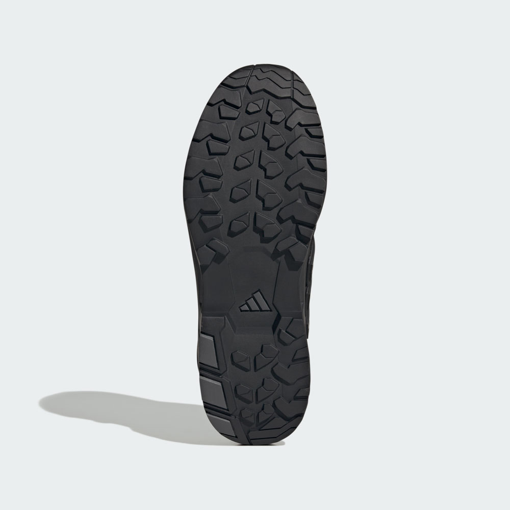 Unteransicht der robusten Profilsohle eines adidas Outdoorschuhs mit griffigem Stollenprofil für optimalen Halt auf unebenem Terrain