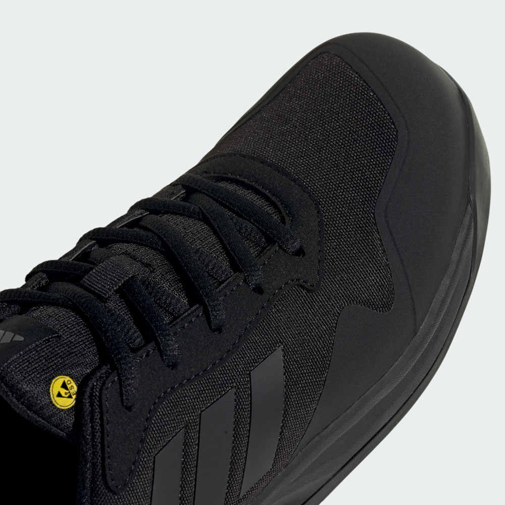 Nahaufnahme des ADIDAS Argaro LOW W S1PS Sicherheitsschuhs in Schwarz mit atmungsaktivem Mesh-Obermaterial, ESD-Kennzeichnung und robuster Schnürung
