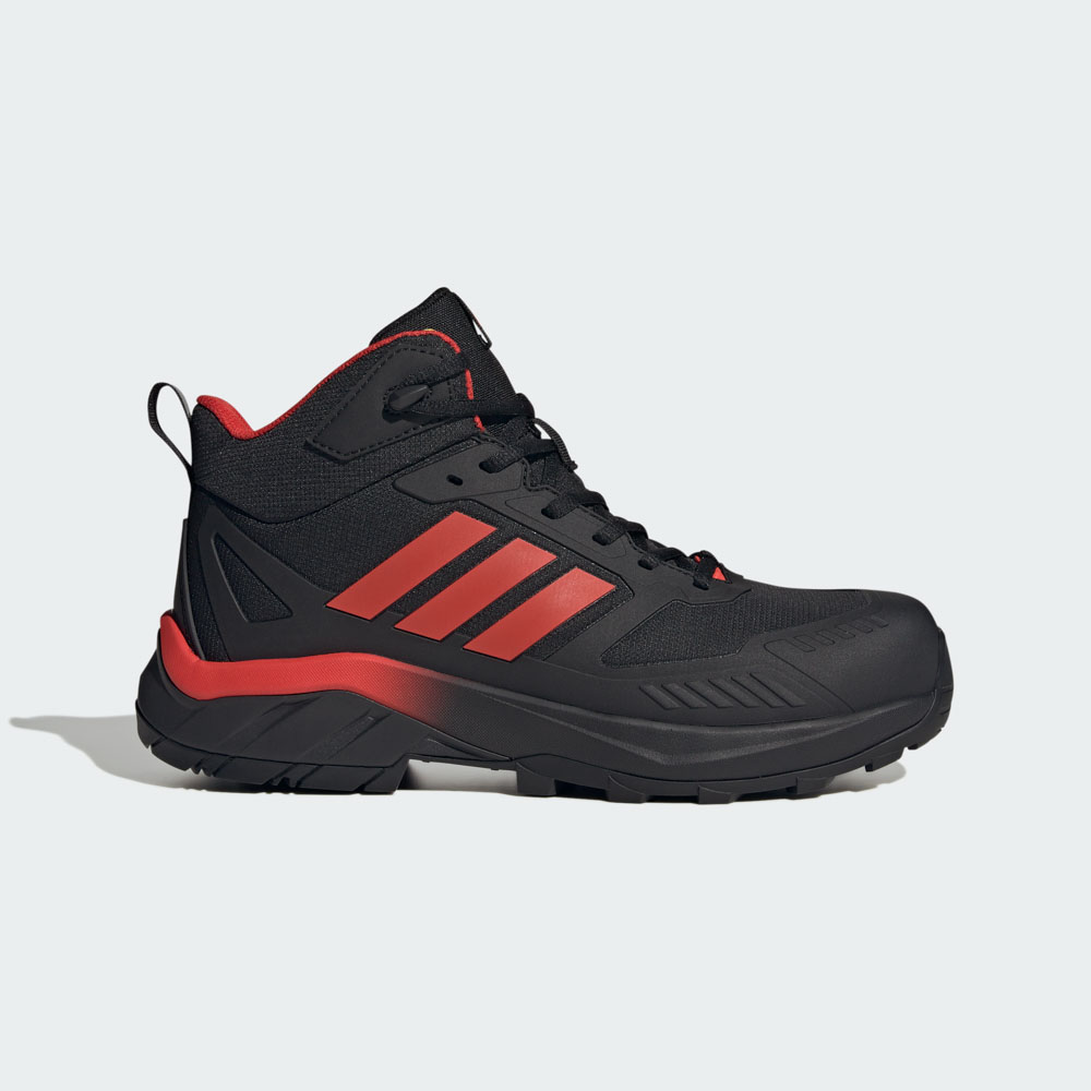 Schwarzer Adidas Outdoor-Schuh mit roten Akzenten, hoher Schaft und grobstollige Sohle, Seitenansicht