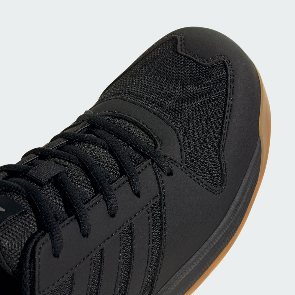Nahaufnahme der ADIDAS Motix LOW S1PS Sicherheitsschuhe in Schwarz mit atmungsaktivem Mesh-Obermaterial, robuster Schnürung und Gummi-Laufsohle