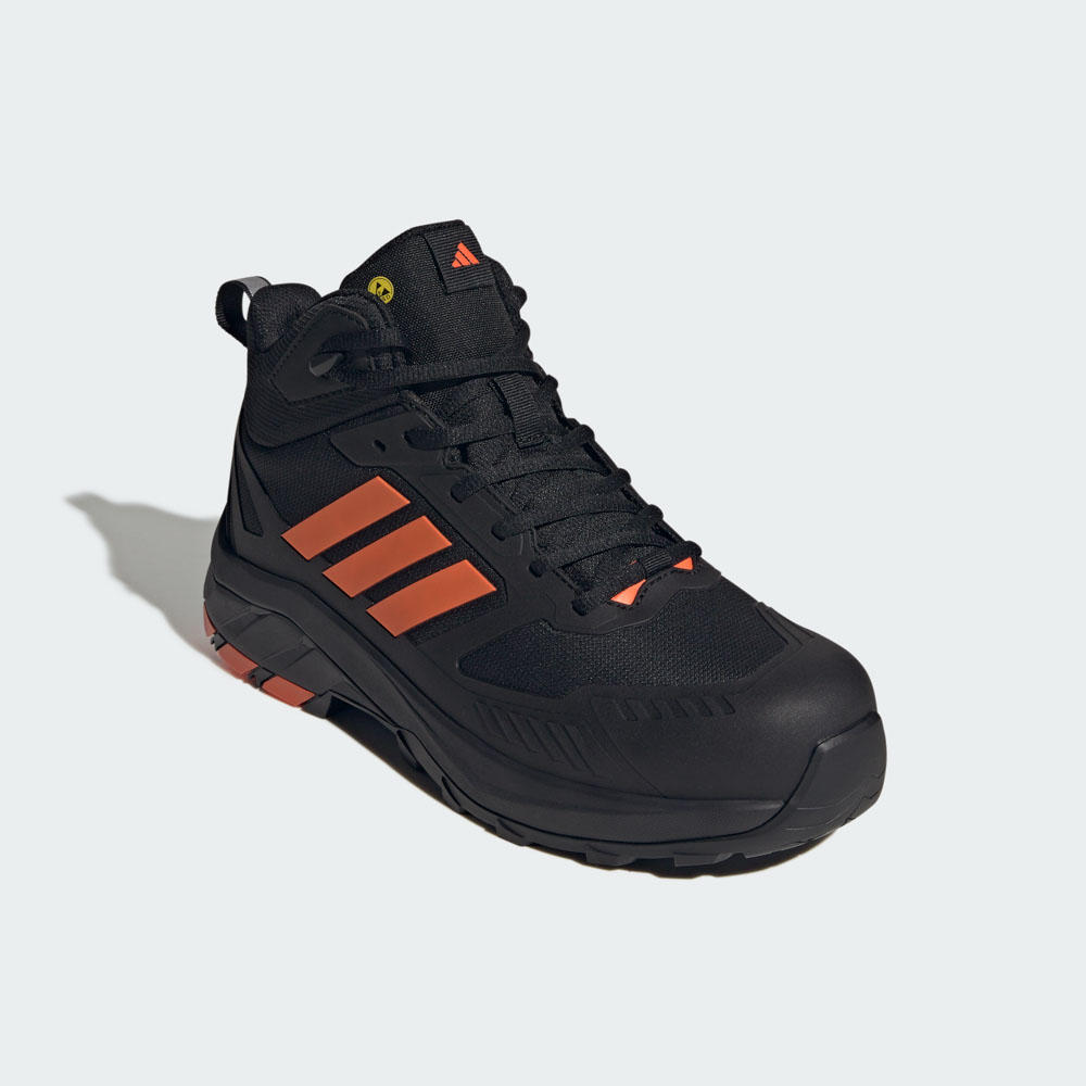Schwarzer Adidas Arbeitsschutzschuh mit orangefarbenen Streifen, robuster Sohle und Schnürung, seitliche Ansicht