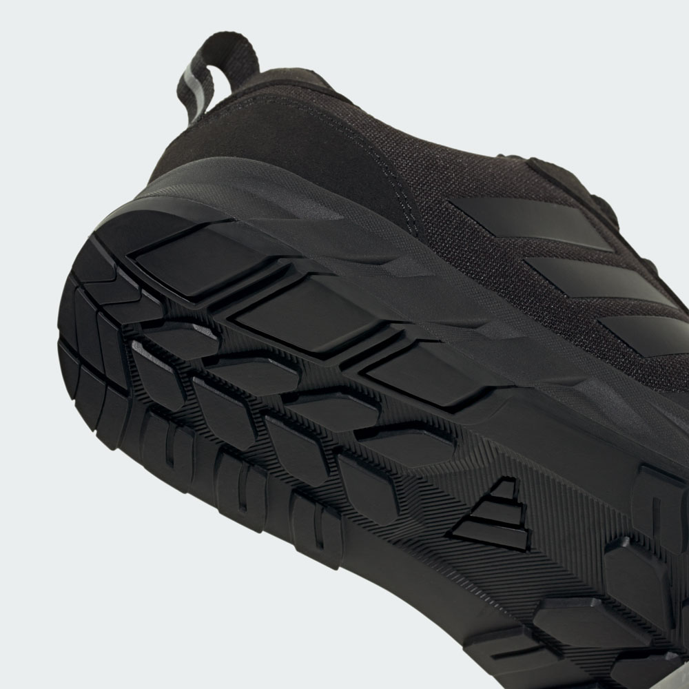 Nahaufnahme der griffigen Profilsohle des ADIDAS Argaro LOW W S1PS Sicherheitsschuhs in Schwarz mit robustem Mesh-Obermaterial